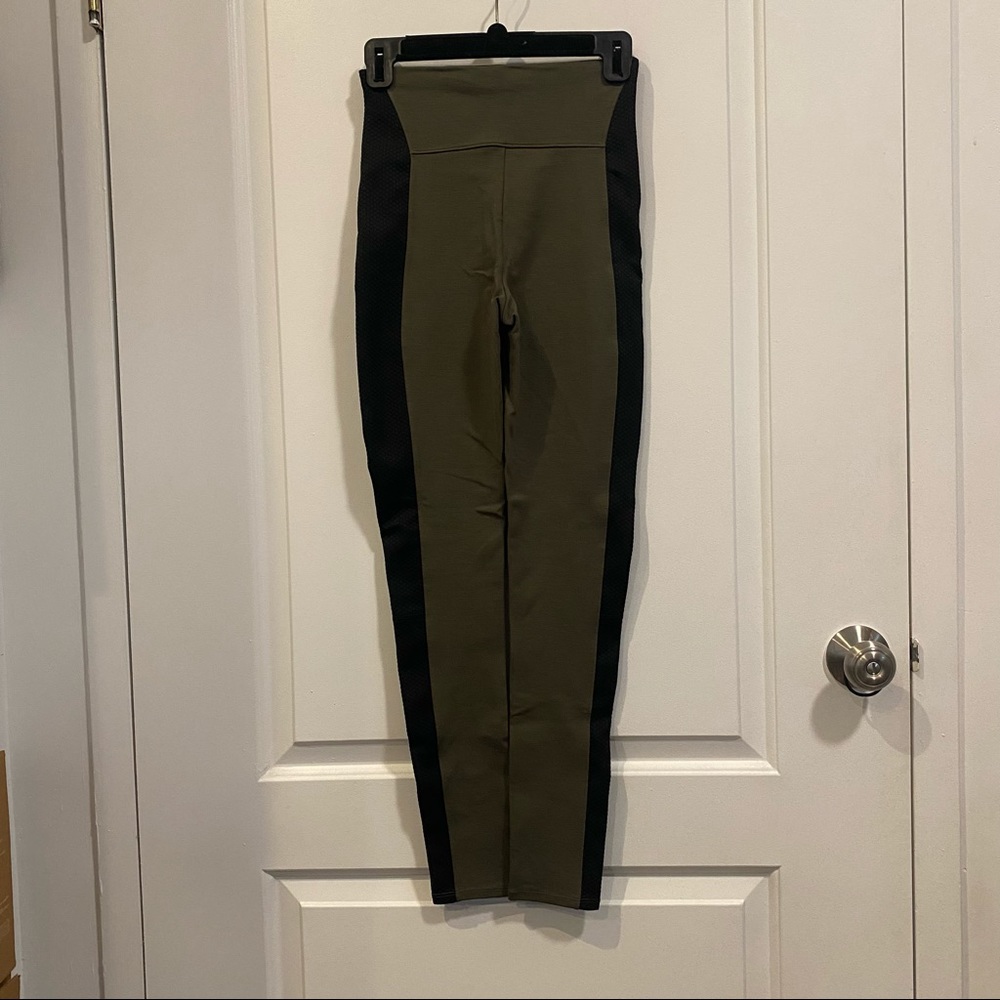 Spanx Textured Side Panel Leggings - Picture 5 of 5